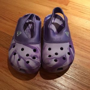 Girls purple crocs Size M2W4. Excellent condition